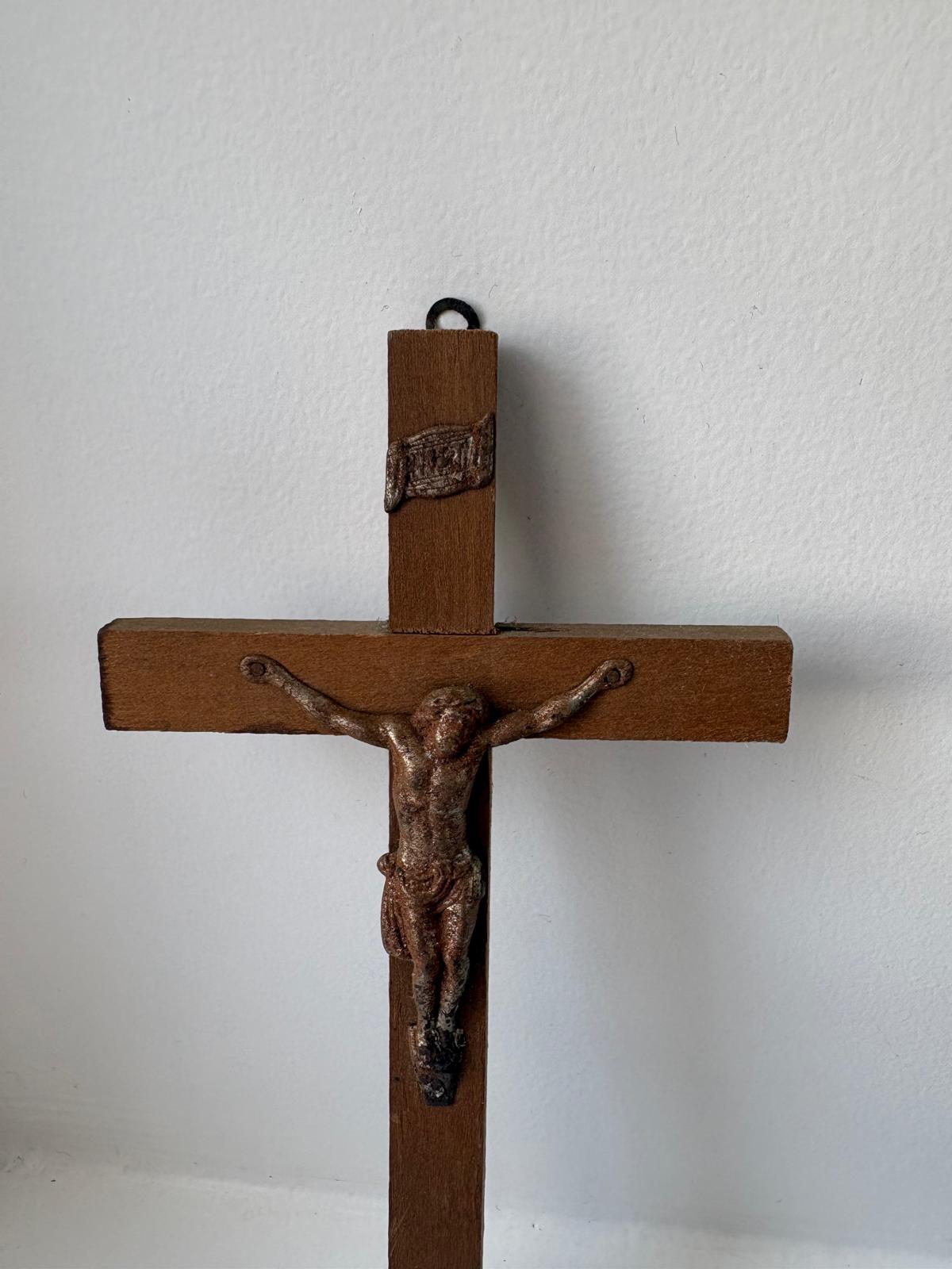 Crucifix ancien en bois – Jésus en croix