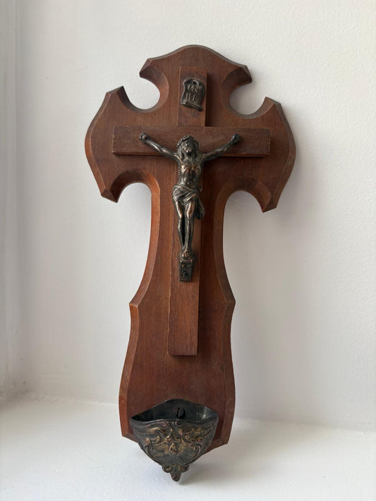 Crucifix ancien avec bénitier – bois et métal