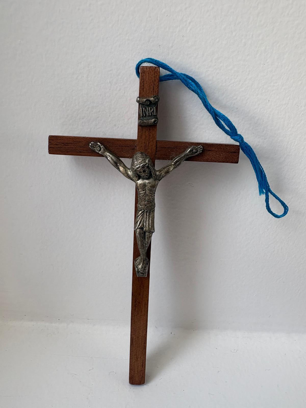 Crucifix ancien en bois – Jésus en croix
