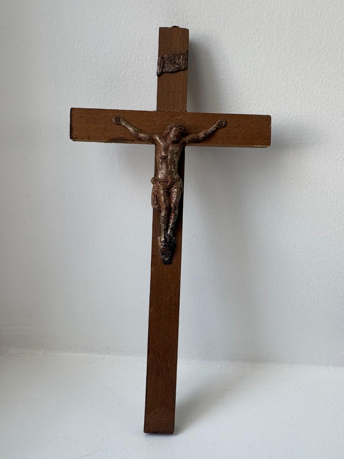 Crucifix ancien en bois – Jésus en croix