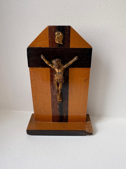 Crucifix ancien sur socle en bois – Jésus en croix