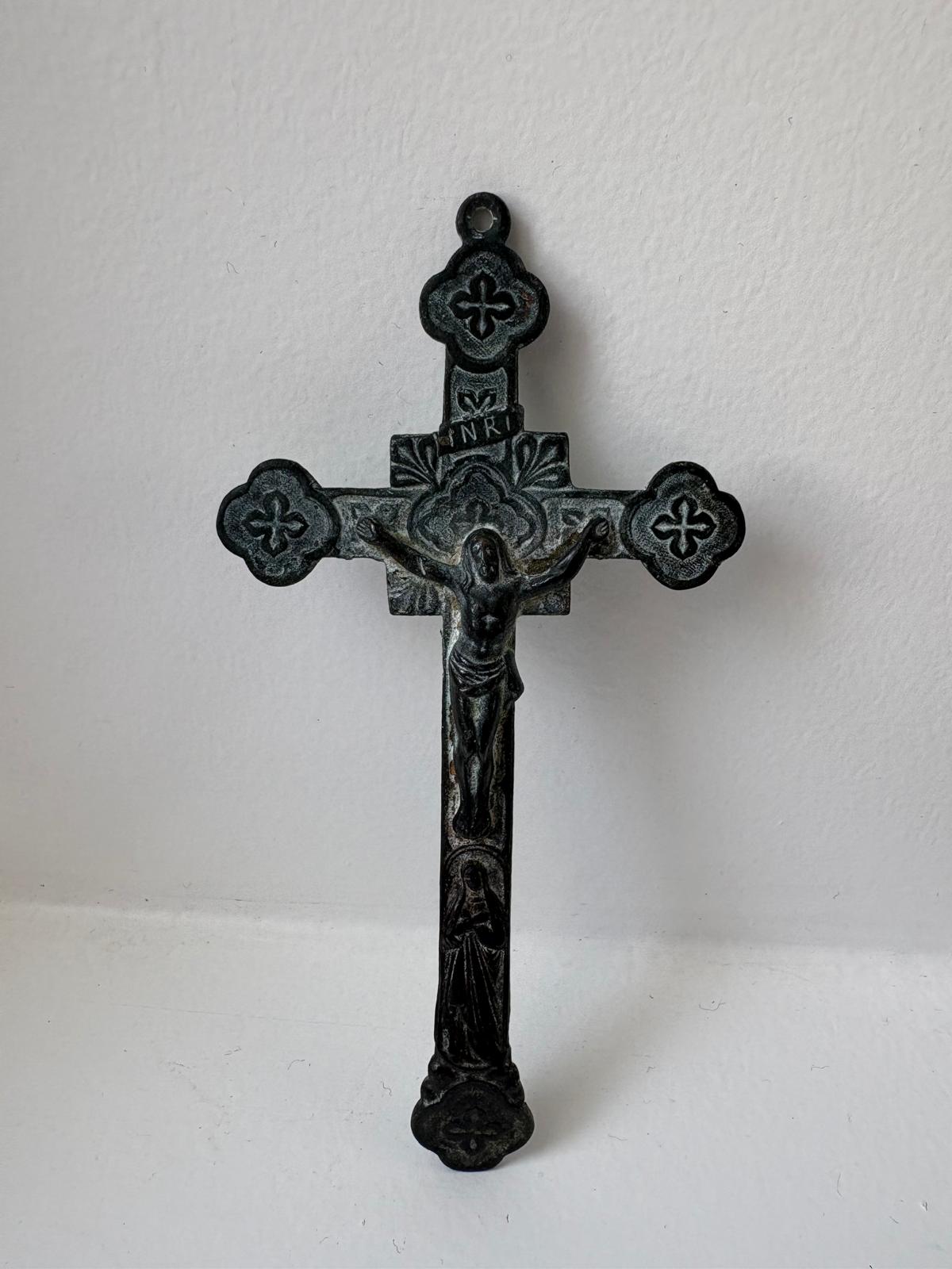 Crucifix ancien en métal – Jésus en croix