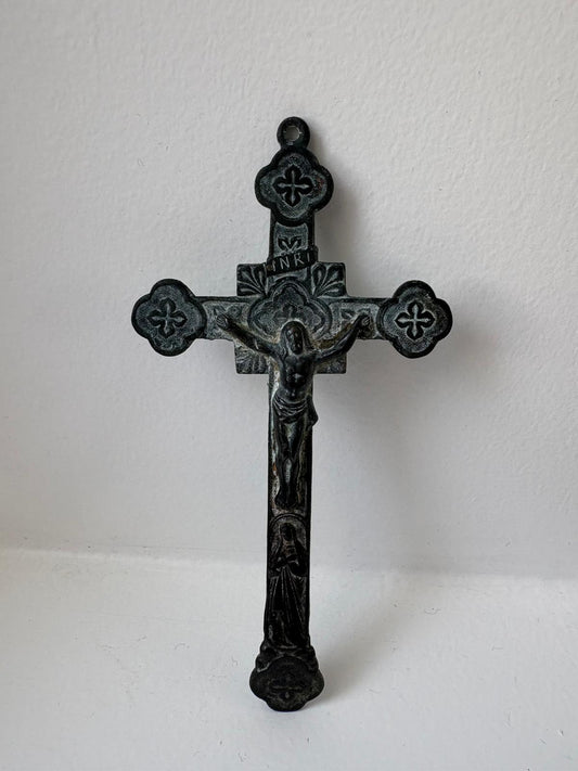 Crucifix ancien en métal – Jésus en croix